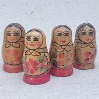 mini-babushka-træ-dukker-klassisk-bemalede-russiske-trædukker-gammelt-legetøj